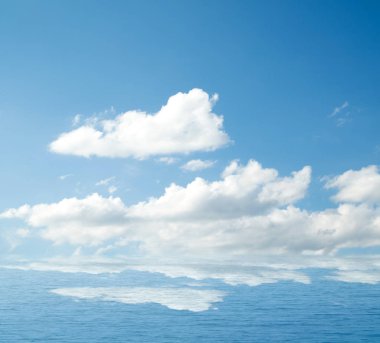 Suya yansıyan deniz bulutlar