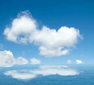 Suya yansıyan deniz bulutlar