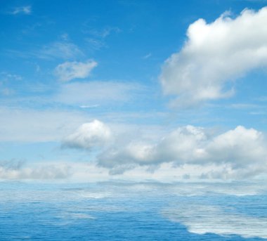 Suya yansıyan deniz bulutlar