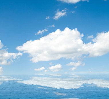 Suya yansıyan deniz bulutlar