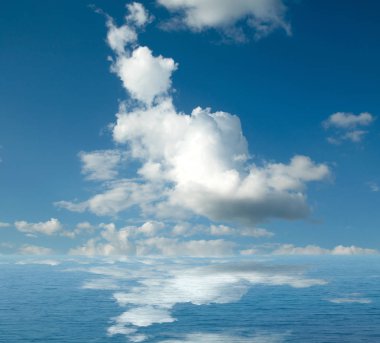 Suya yansıyan deniz bulutlar