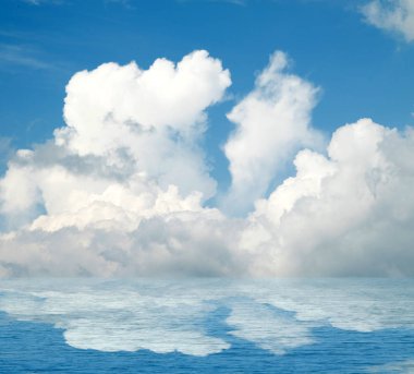 Suya yansıyan deniz bulutlar