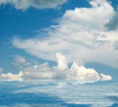 Suya yansıyan deniz bulutlar