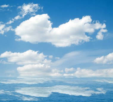 Suya yansıyan deniz bulutlar