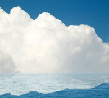 Suya yansıyan deniz bulutlar