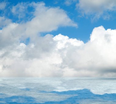 Suya yansıyan deniz bulutlar