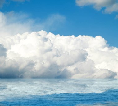 Suya yansıyan deniz bulutlar