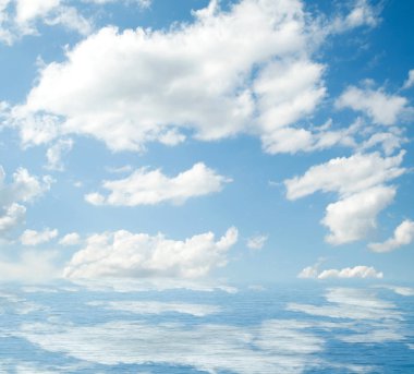 Suya yansıyan deniz bulutlar