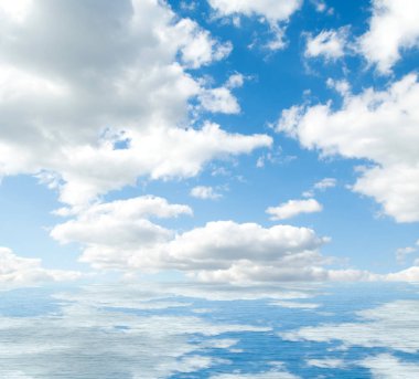 Suya yansıyan deniz bulutlar