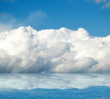 Suya yansıyan deniz bulutlar