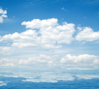 Suya yansıyan deniz bulutlar