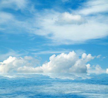 Suya yansıyan deniz bulutlar