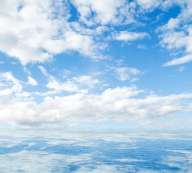 Suya yansıyan deniz bulutlar