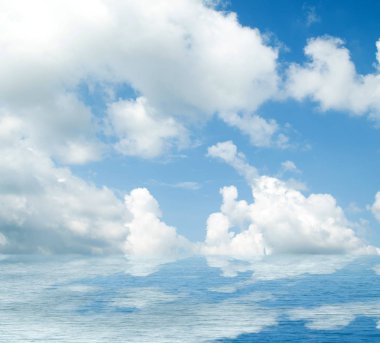 Suya yansıyan deniz bulutlar