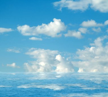 Suya yansıyan deniz bulutlar