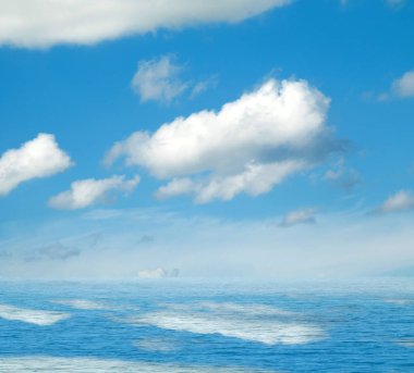 Suya yansıyan deniz bulutlar