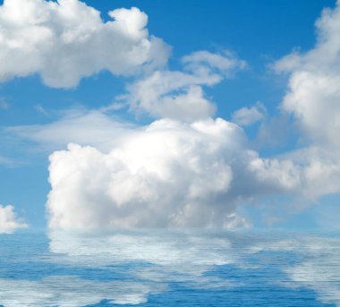 Suya yansıyan deniz bulutlar