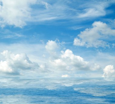 Suya yansıyan deniz bulutlar