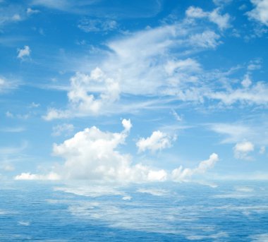 Suya yansıyan deniz bulutlar