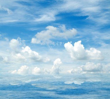 Suya yansıyan deniz bulutlar