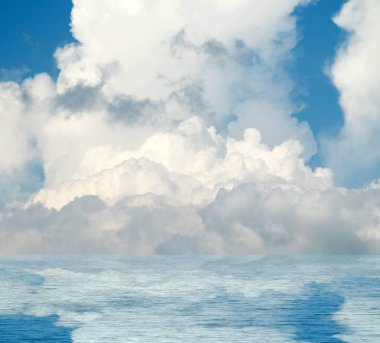 Suya yansıyan deniz bulutlar