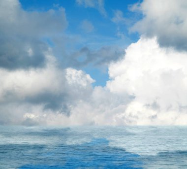 Suya yansıyan deniz bulutlar