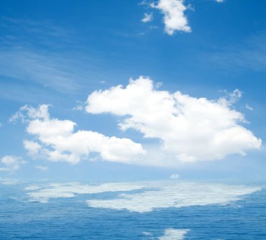 Suya yansıyan deniz bulutlar