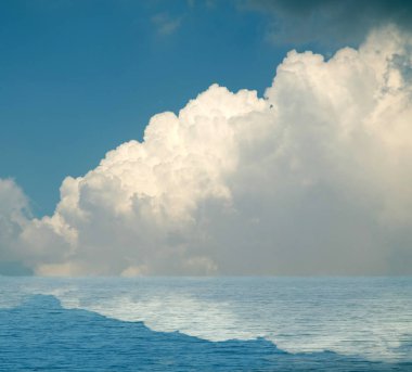 Suya yansıyan deniz bulutlar