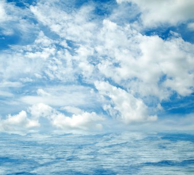 Suya yansıyan deniz bulutlar