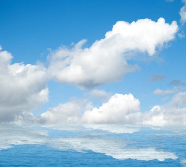 Suya yansıyan deniz bulutlar