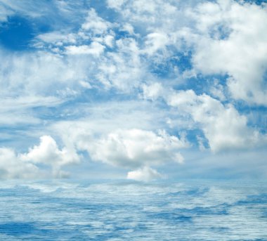 Suya yansıyan deniz bulutlar