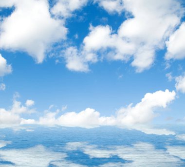 Suya yansıyan deniz bulutlar