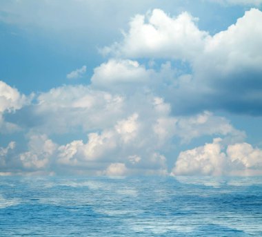 Suya yansıyan deniz bulutlar