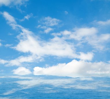 Suya yansıyan deniz bulutlar