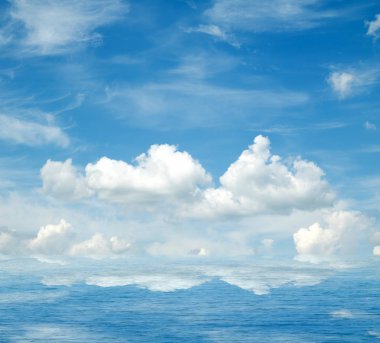 Suya yansıyan deniz bulutlar