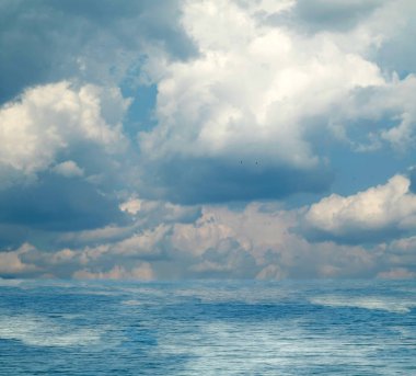 Suya yansıyan deniz bulutlar