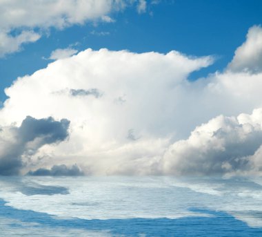 Suya yansıyan deniz bulutlar