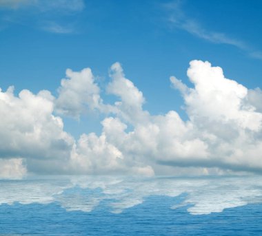 Suya yansıyan deniz bulutlar