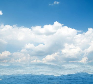 Suya yansıyan deniz bulutlar