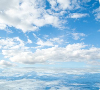 Suya yansıyan deniz bulutlar