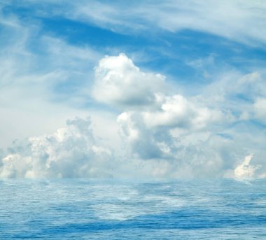 Suya yansıyan deniz bulutlar