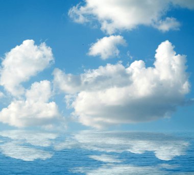 Suya yansıyan deniz bulutlar