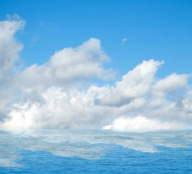 Suya yansıyan deniz bulutlar