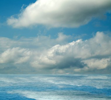 Suya yansıyan deniz bulutlar