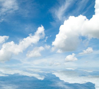 Suya yansıyan deniz bulutlar