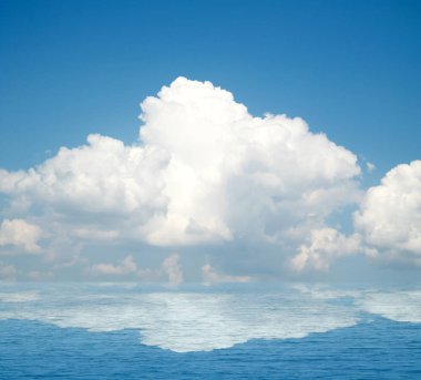 Suya yansıyan deniz bulutlar