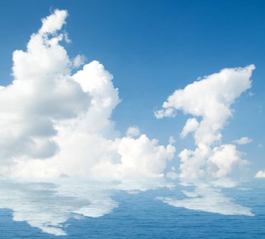 Suya yansıyan deniz bulutlar