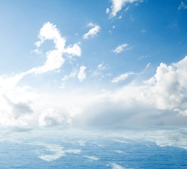 Suya yansıyan deniz bulutlar