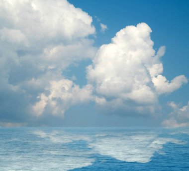 Suya yansıyan deniz bulutlar