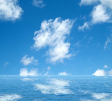 Suya yansıyan deniz bulutlar